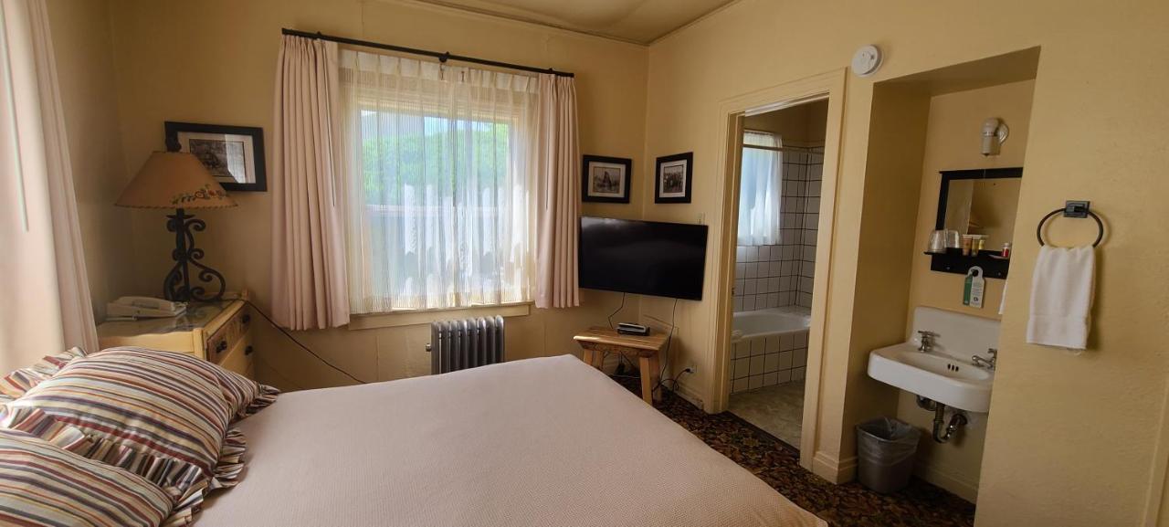 Historic Dow Hotel Lone Pine